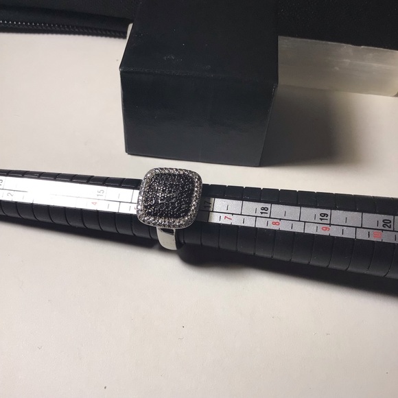 Beautiful designer black and white diamond ring - Picture 13 of 16